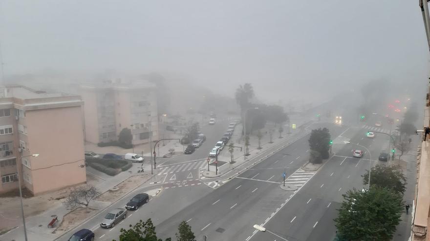 La niebla &quot;engulle&quot; València