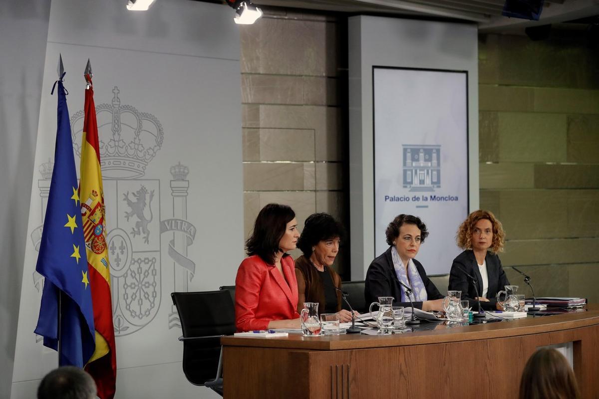 GRAF7991 MADRID, 27/8/2018.-La ministra de Sanidad,Carmen Montón; la portavoz del Gobierno, Isabel Celaá; la de Trabajo, Magdalena Valerio; y la de Política Territorial y Función Pública, Meritxell Batet ,i-d., durante la rueda de prensa posterior al Consejo de Ministros en el Palacio de La Moncloa. EFE/JuanJo Martín