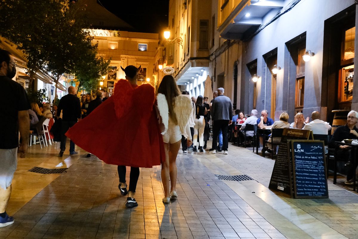 Las calles del centro de Málaga se llenan de máscaras y disfraces por Halloween