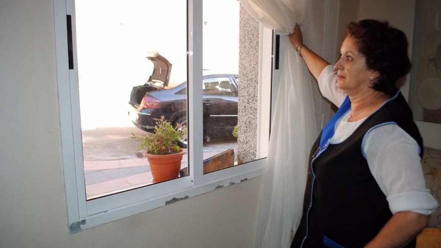 Sorprenden a un ladrón en la cocina y se escapa con dos teléfonos  |  O Grove fue escenario ayer de un nuevo robo, esta vez en el barrio de O Montiño. Parece ser que un caco accedió a una vivienda por una ventana situada en la planta baja, utilizando un trozo de madera con el que sujetó la persiana. Cuando revolvía en los cajones en busca de su botín alguien de la familia escuchó ruido y desde la planta superior bajó para ver qué sucedía, sorprendiendo al asaltante. Éste, un hombre fornido al que no vieron la cara, escapó por la ventana que usó para entrar, y que una integrante de la familia muestra en la foto.