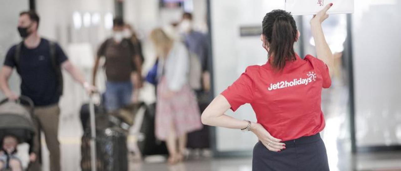 Una trabajadora de Jet2 Holidays espera la llegada de turistas del Reino Unido en el aeropuerto de Palma..