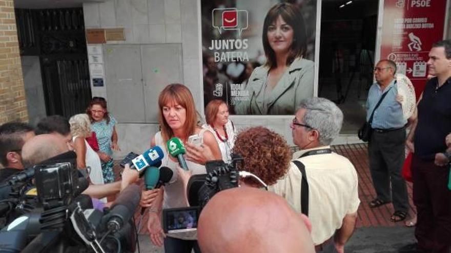 Idoia Mendia atiende a los periodistas, ayer en Benidorm.