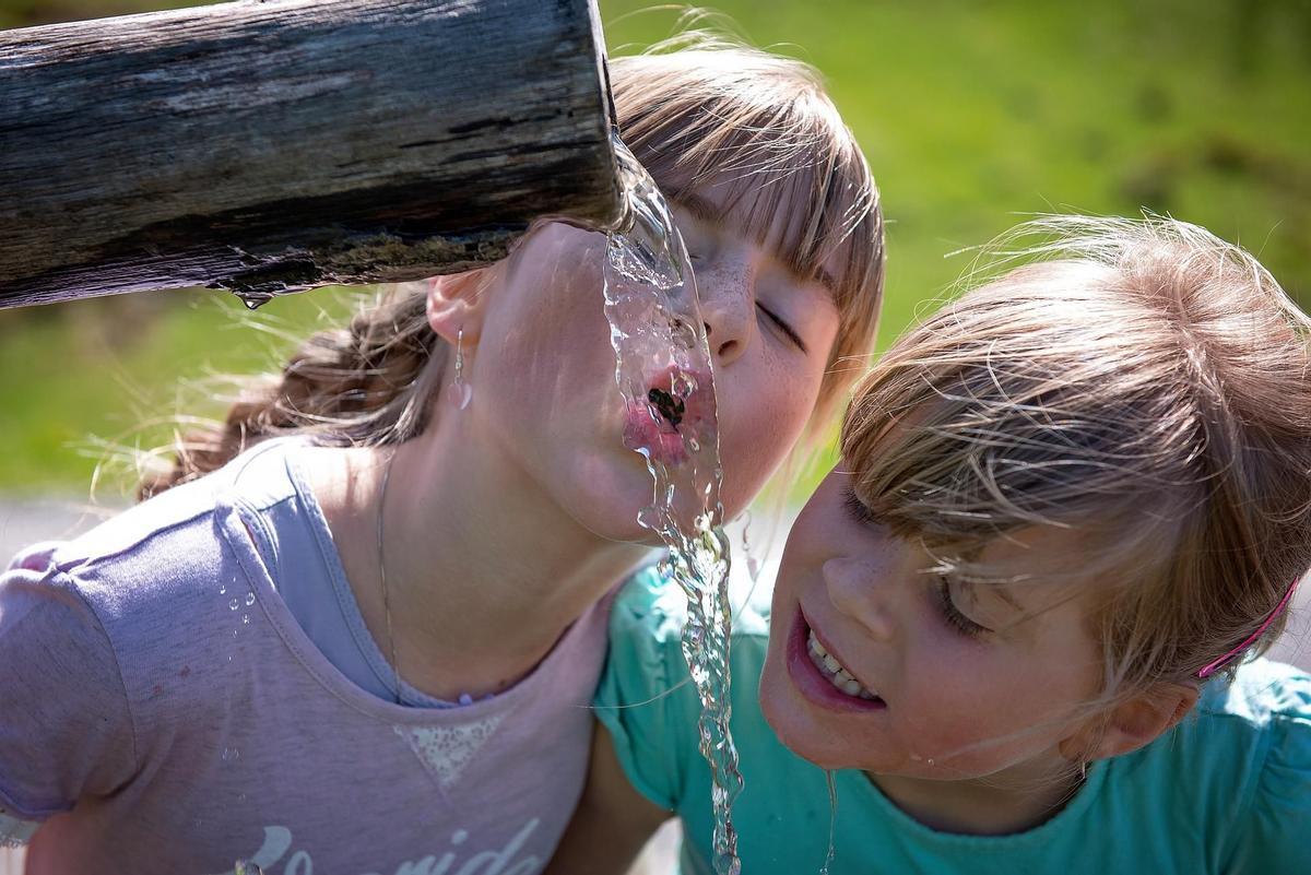 Beber es una necesidad y el agua es lo más sano