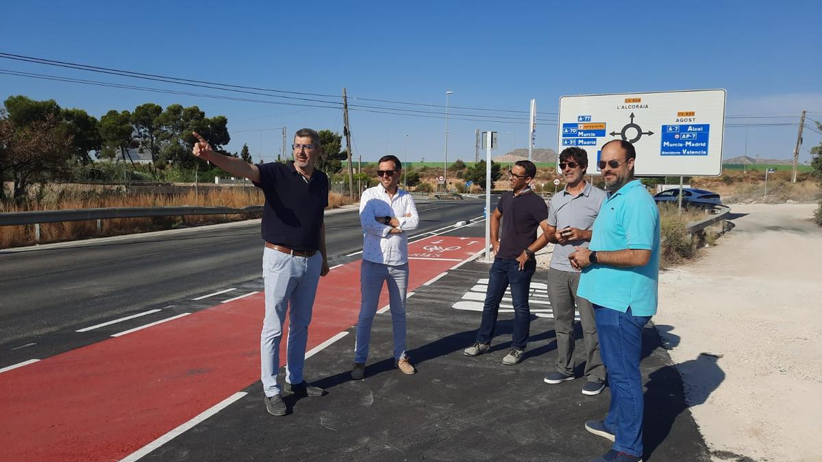 Miembros de Aguas y el Ayuntamiento de San Vicente, en las obras finalizadas.
