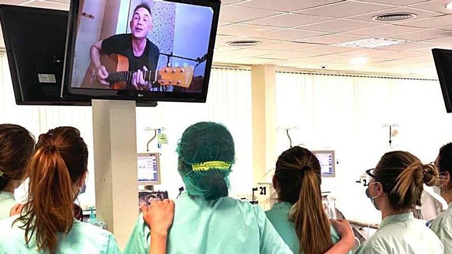 Los pacientes de Torrevieja y Vinalopó disfrutan de un concierto virtual solidario de Álex de la Nuez.