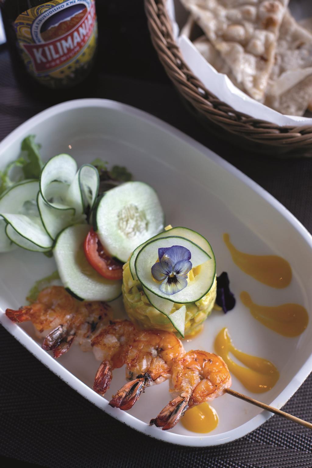 Ensalada de mango y aguacate con gambas del hotel The Residence.