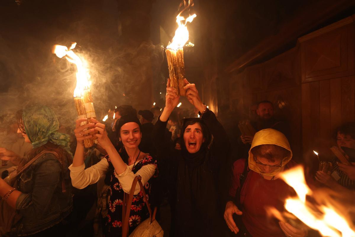 Cristianos ortodoxos celebran “Fuego Sagrado” en Jerusalén. eregrinos cristianos ortodoxos sostienen velas durante la ceremonia del Fuego Sagrado, un día antes de la Pascua ortodoxa, el sábado 15 de abril de 2023 en la Iglesia del Santo Sepulcro en la Ciudad Vieja de Jerusalén, donde muchos cristianos creen que Jesús fue crucificado y enterrado antes de resucitar.