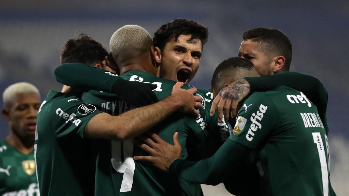 Los jugadores del Palmeiras celebra un gol.