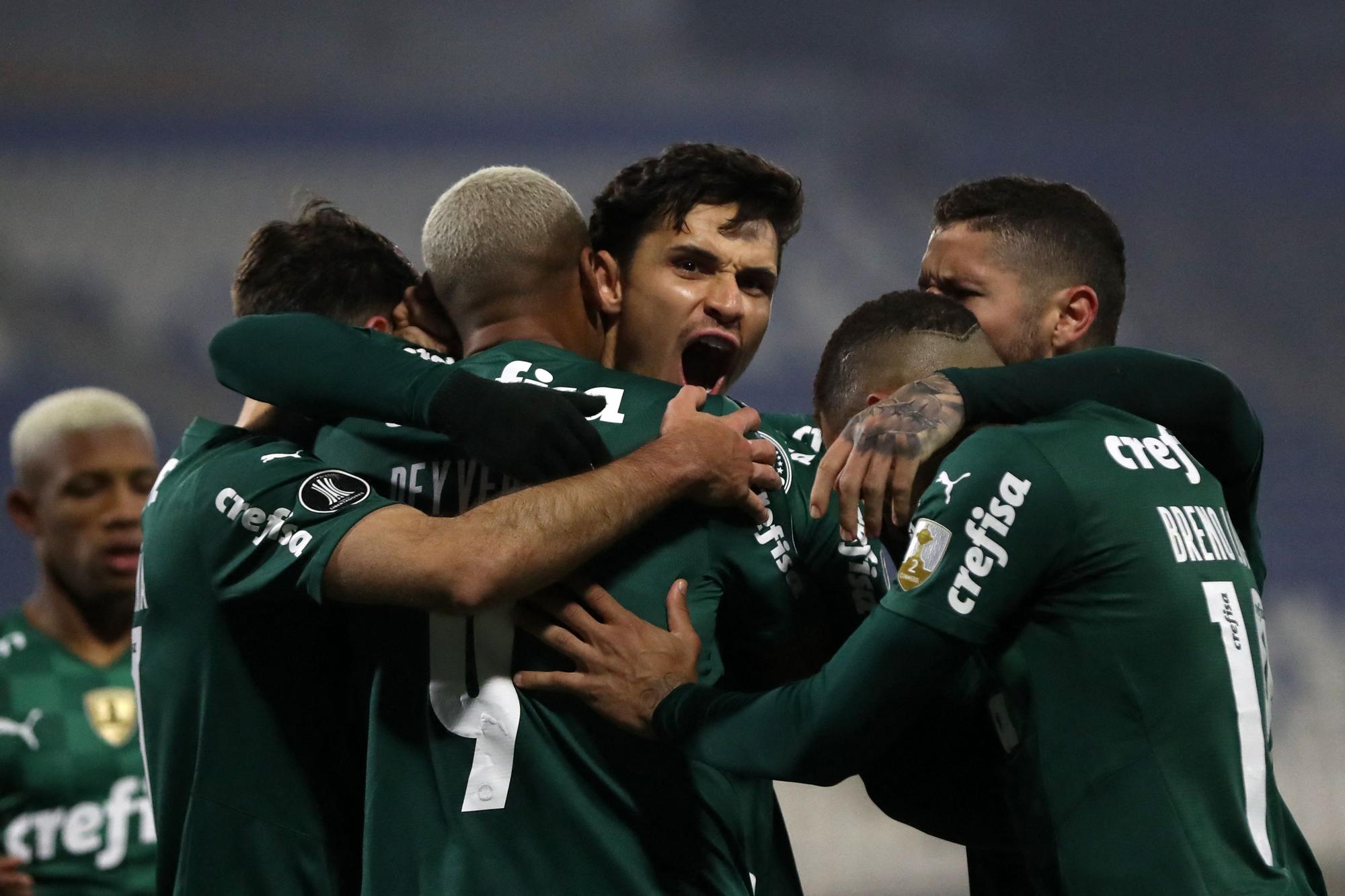 Los jugadores del Palmeiras celebran un gol.