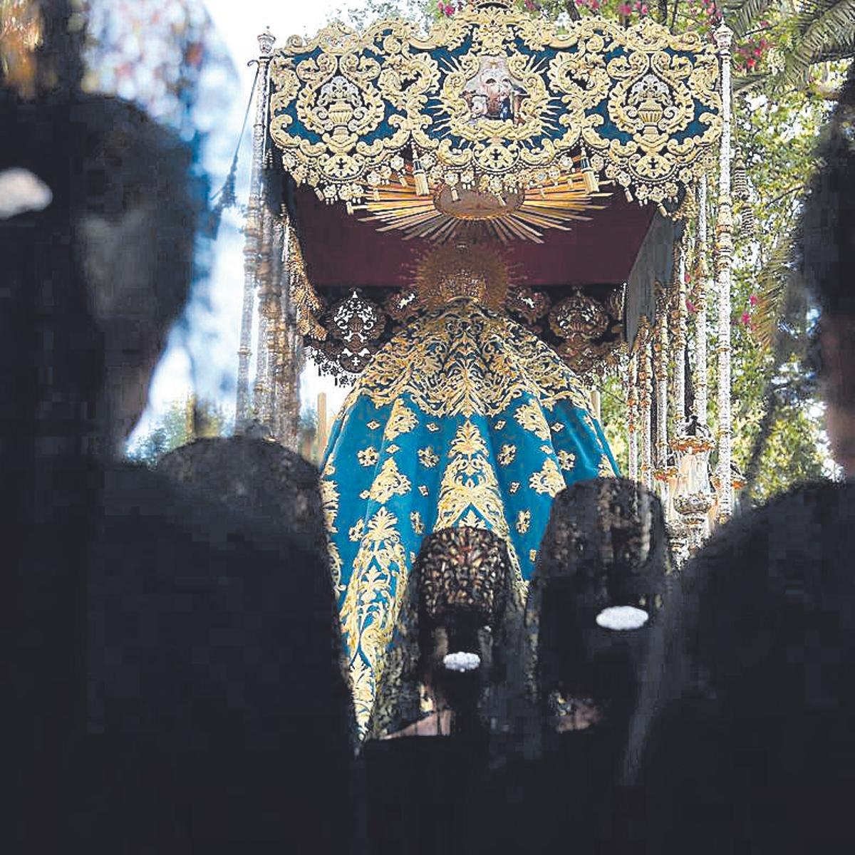 El nuevo manto de la Virgen de la Trinidad, ayer.