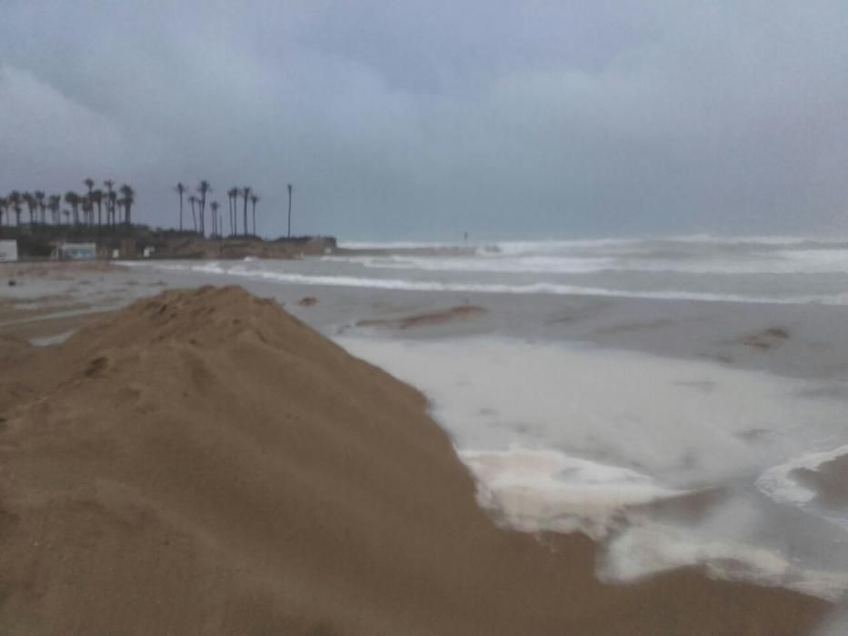 El temporal se traga la playa del Arenal de Xàbia.