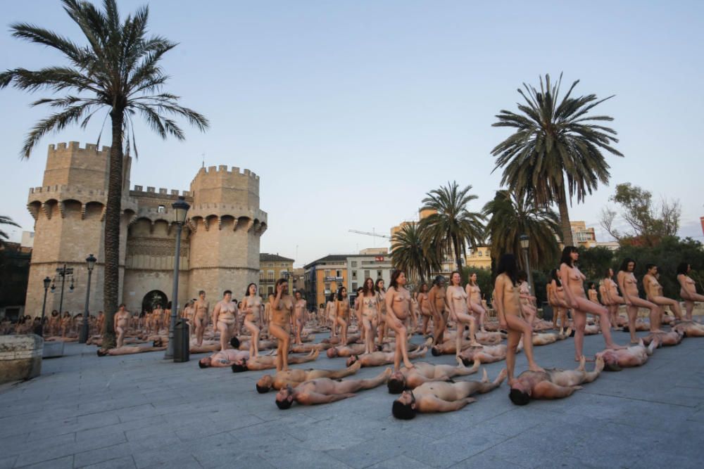 Spencer Tunick desnuda a 2.000 personas en València frente a las Torres de Serranos