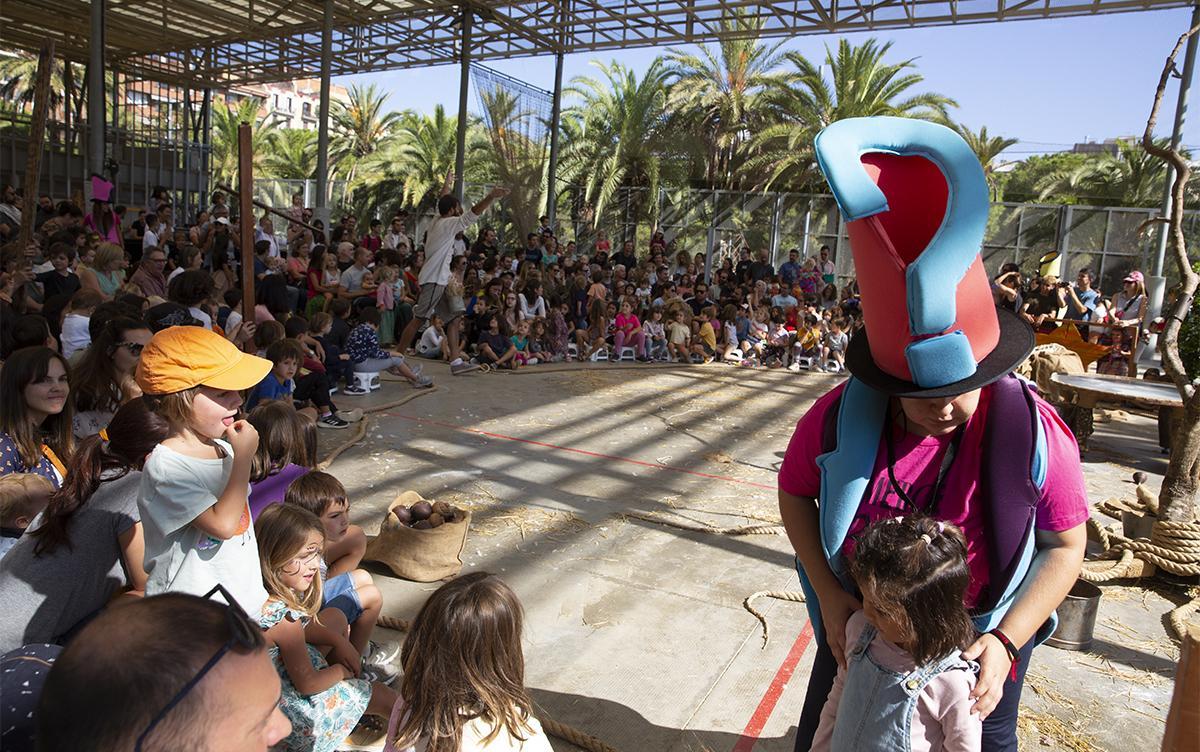 Espectáculos en el Parc de l’Escorxador en la foto Cia. D’Es Tro: Poi, especialista en peonzas