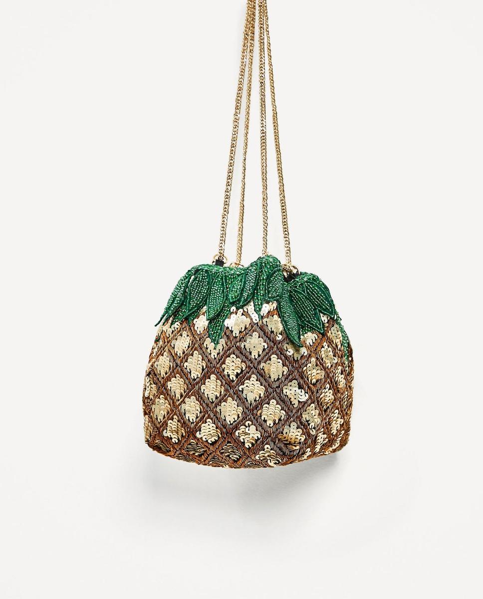 Los bolsos más 'frescos' de Zara: saco de piña, de pedrería (39,95 euros)