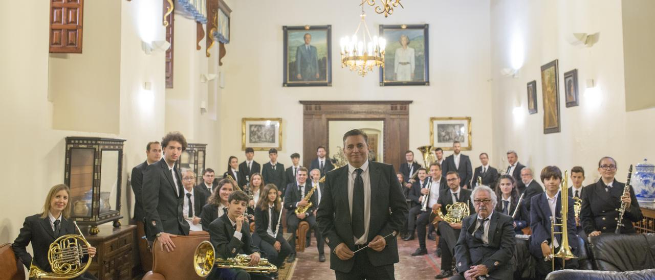 Foto de familia de la Banda Sinfónica de Cáceres, con su director al frente, en el Palacio Provincial, sede de la Diputación..