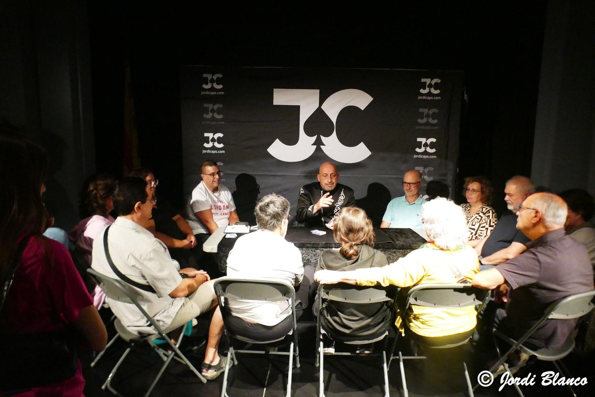 El mag Jordi Caps va oferir la gala de cartomàgia.