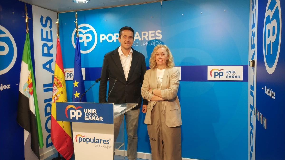 Los diputados Víctor Píriz y Teresa Angulo presentan las enmiendas a los presupuestos del estado.