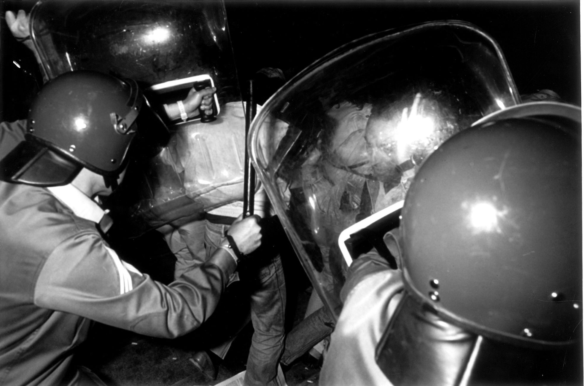 El conflicto de la contribución en Cangas: protestas y un alcalde asediado que no pudo volver a entrar en el Concello