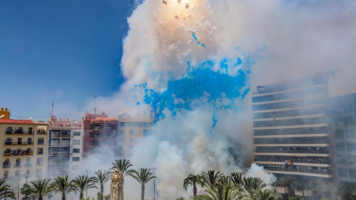 Una explosión con los colores azul y blanco en una mascletà en Luceros, en una imagen de archivo.