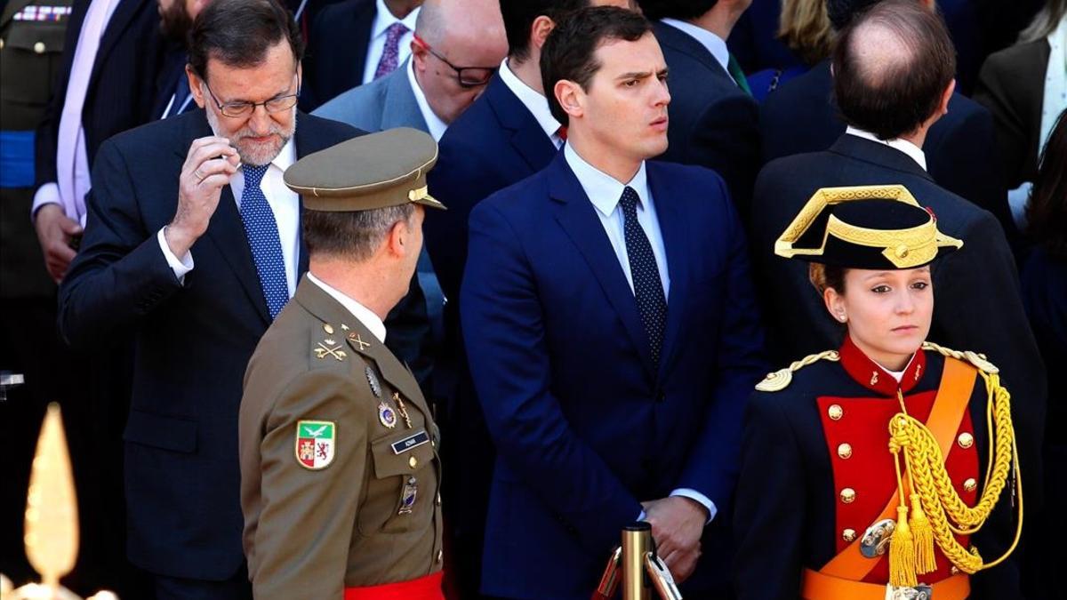 El presidente del Gobierno y del PP, Mariano Rajoy, junto al líder de Ciudadanos, Albert Rivera, en los actos del 2 de mayo en Madrid
