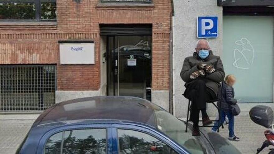 Bernie Sanders a l&#039;entrada de la redacció de Regió7 a Manresa