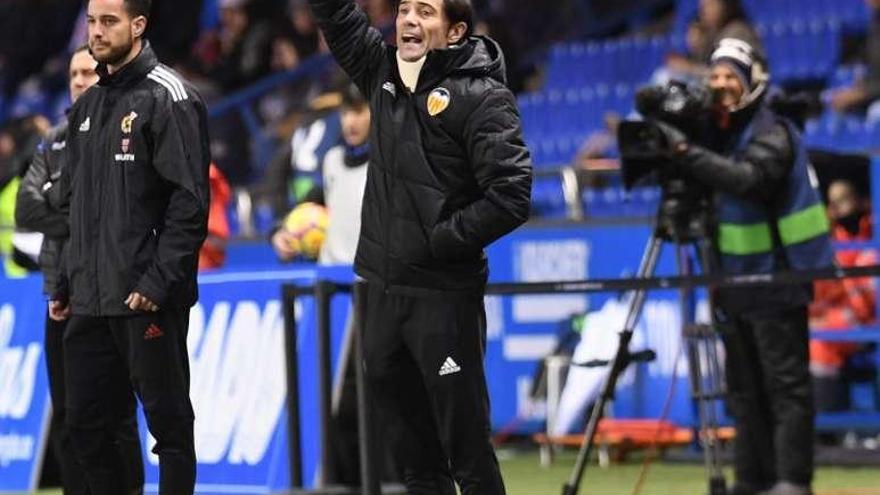 Marcelino García Toral, en el centro, ayer en Riazor.