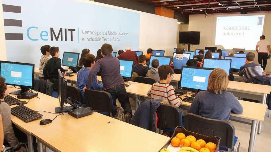 Niños asisten a un curso de informática en Galicia.