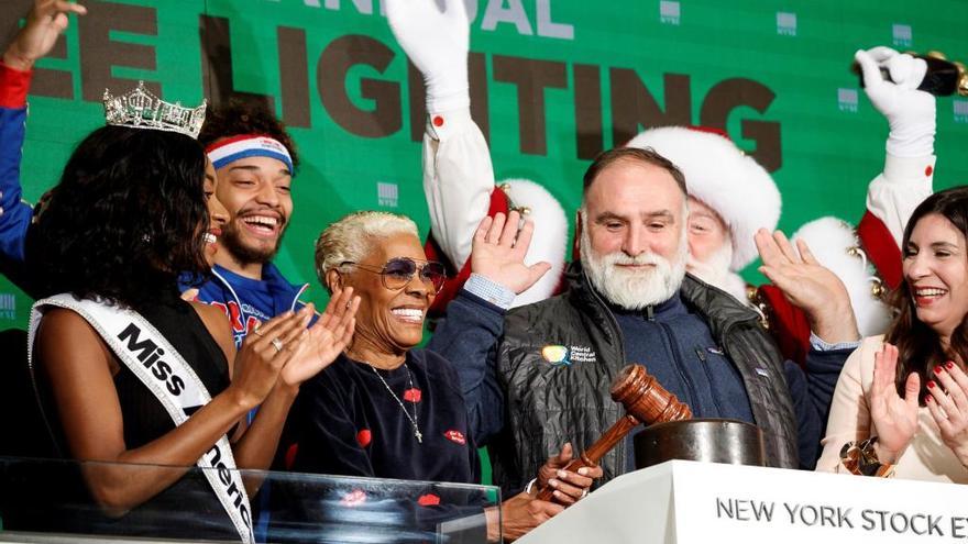 El chef asturiano José Andrés enciende el árbol de Navidad de la Bolsa de Nueva York