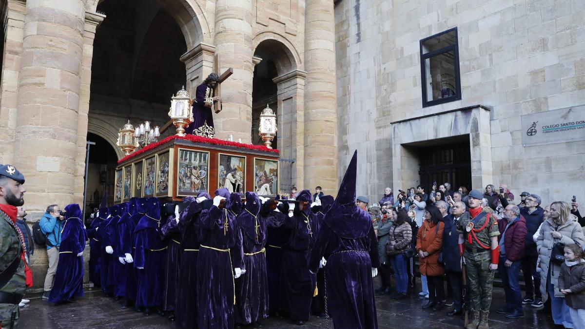 EN IMÁGENES | Procesión del Nazareno por las calles de Oviedo