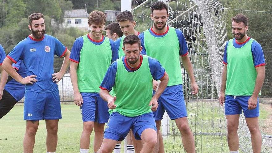 Los unionistas, con Pablo Corzo a la cabeza, realizan un ejercicio en un entrenamiento. // Iñaki Osorio