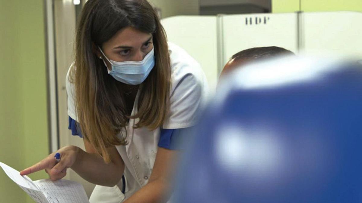 Una professional sanitària informa del procediment de l’experiment a un voluntari de l’assaig d’Hipra. | DDG