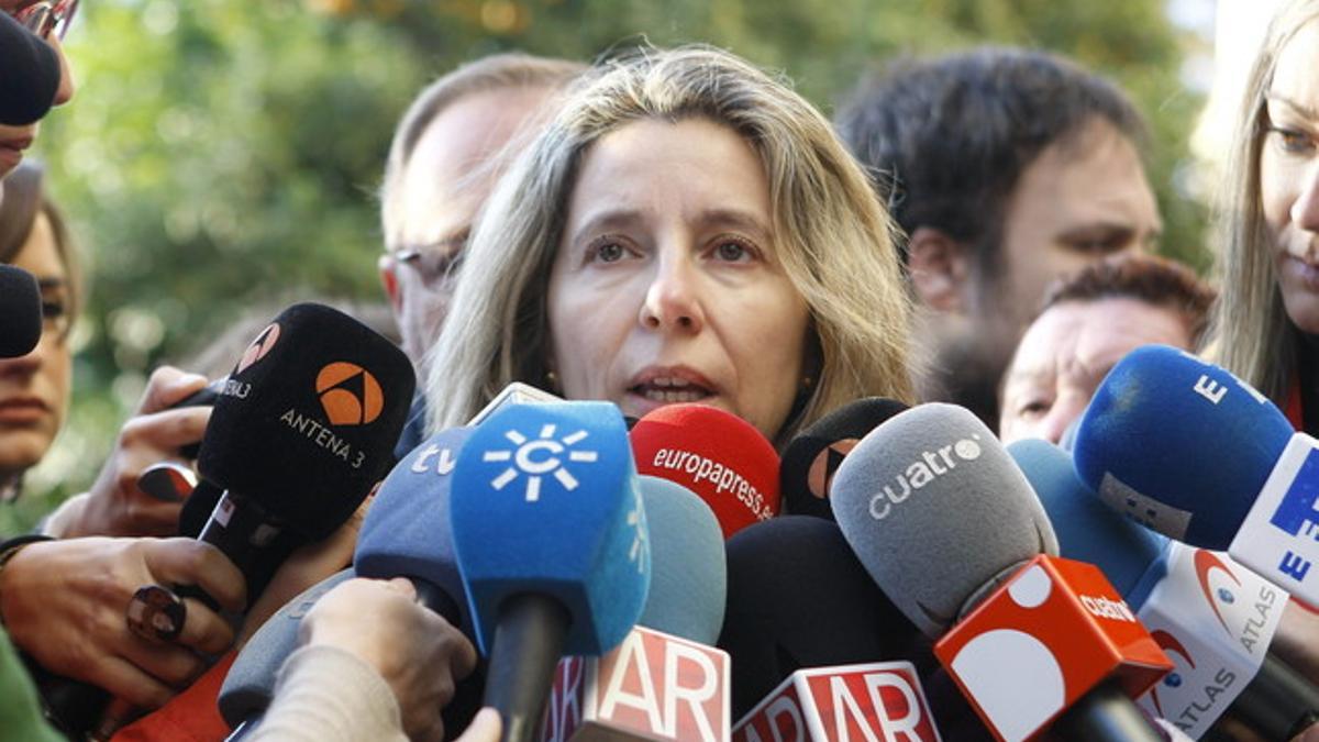 La madre de Marta del Castillo, Eva Casanueva, atiende a los medios de comunicación en la puerta de la Audiencia de Sevilla.