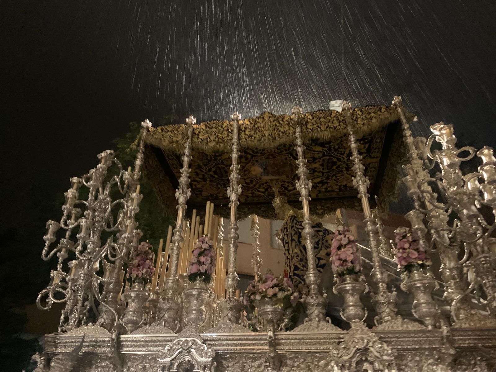 María Santísima del Gran Perdón bajo la lluvia