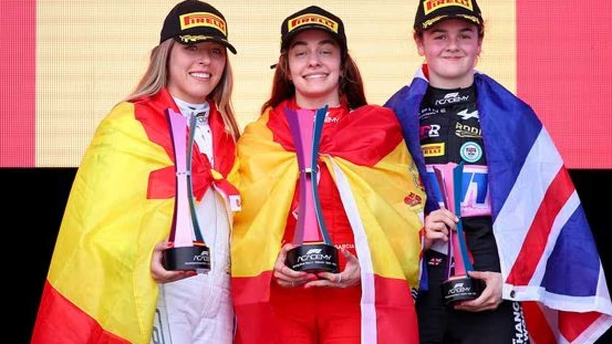 Nerea Martí (izquierda) y Marta García, en el podio de Valencia