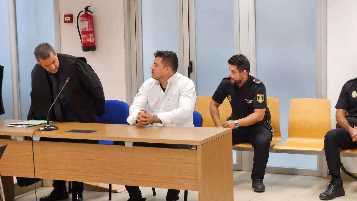 El acusado en el banquillo junto a su abogado el día que se celebró el juicio en la Audiencia de Alicante.