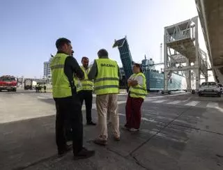 Zarpa con tres horas y media de retraso el primer barco con residuos hacia Mallorca