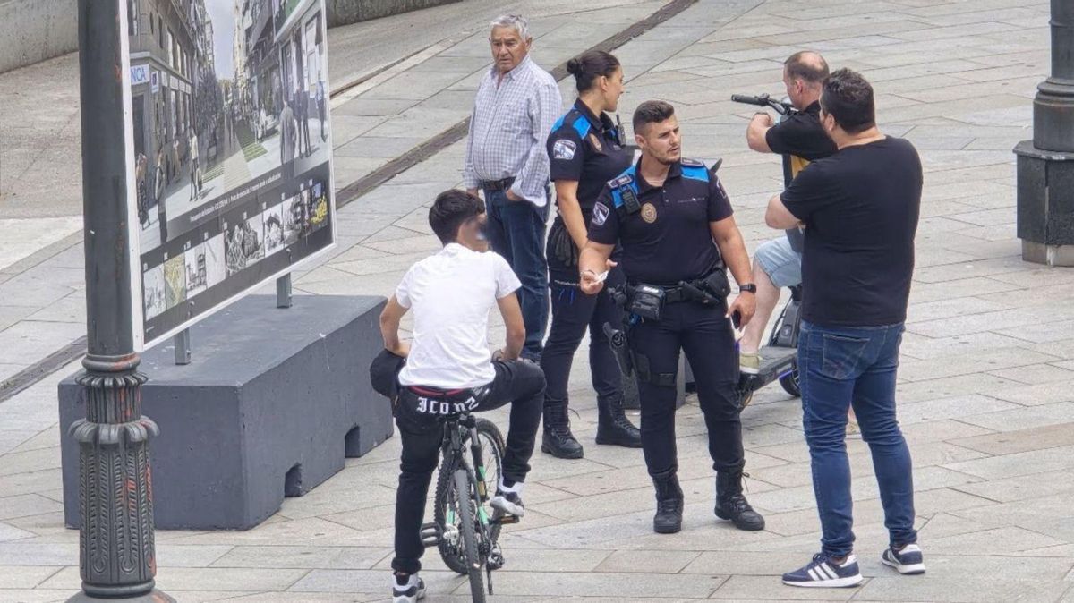 La Policía Local controlando bicis y patinetes. | M. Méndez