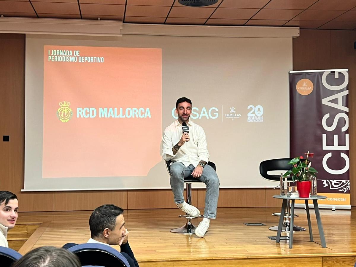 Sergi Darder, durante las preguntas de los alumnos del CESAG.