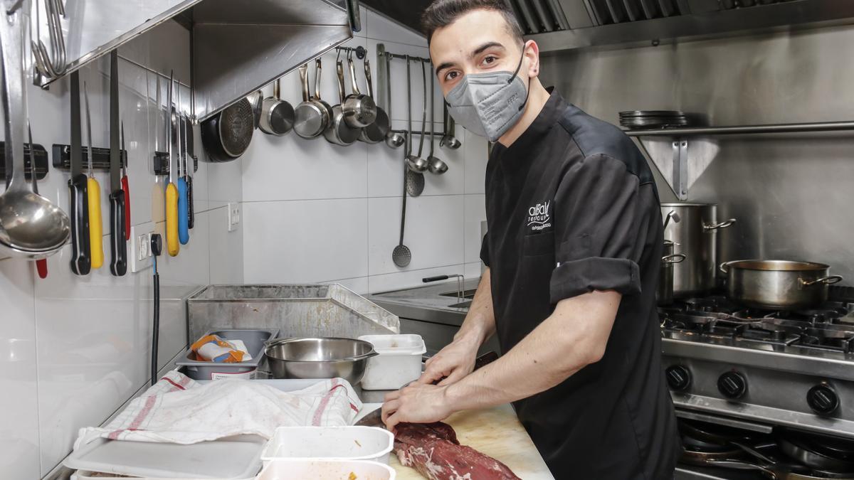 Andrés Cano Ceballos posa en la cocina del restaurante Albalat.