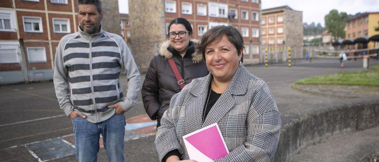 Javier Gascón, Nassima Bellneki y la directora, Marta Quirós, en el patio del colegio Marcos del Torniello de Avilés.
