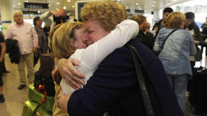 Emigrantes gallegos en Argentina, a su llegada al aeropuerto de Alvedro.