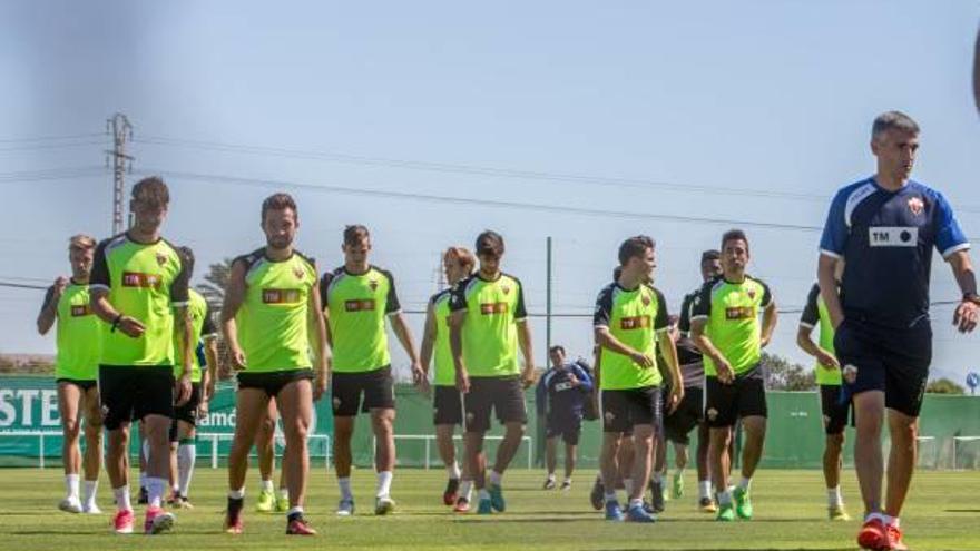 Vicente Parras, ayer, acompañado de los jugadores en el anexo.