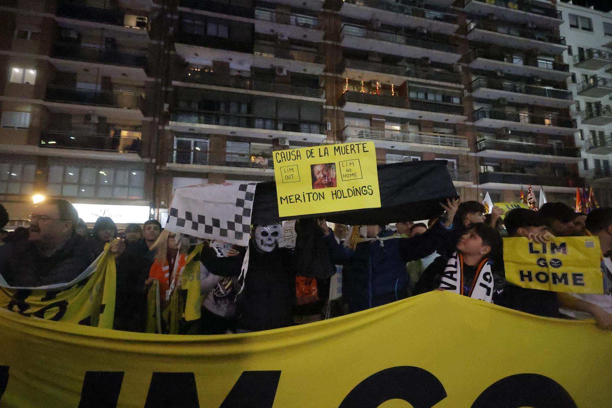 Así ha sido la protesta contra Peter Lim antes del enfrentamiento contra el FC Barcelona