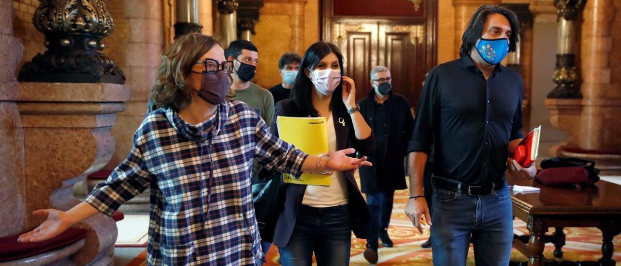 Diputados de la CUP, ERC y Junts; en el Parlamento catalán.