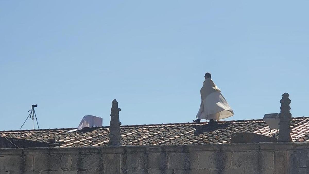 Bendición del párroco de Arroyo de la Luz (Cáceres), Juan Manuel García, desde el tejado de la iglesia.