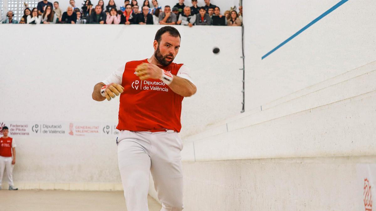 Lostado, del CPV La Baronia, juga la Lliga d'escala i corda.