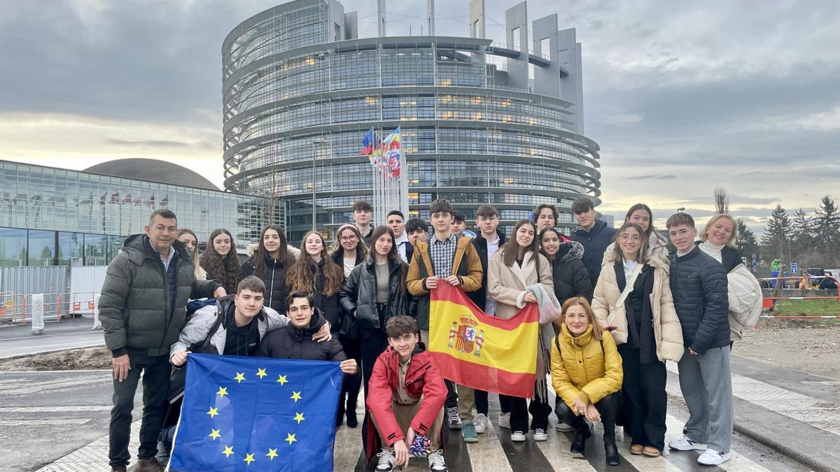 El grupo del IES Sixto Marco, en Estrasburgo con las banderas de España y la UE