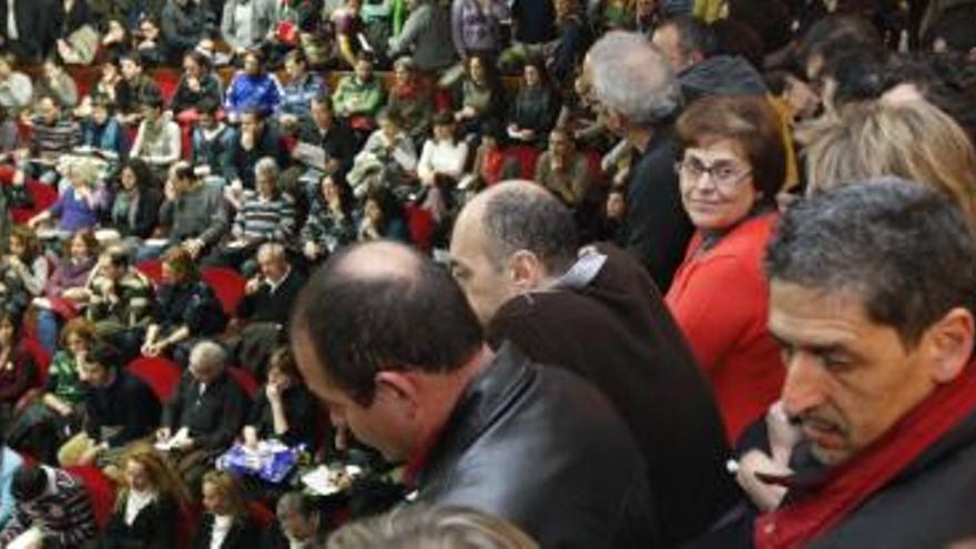 El salón de actos del edificio Moneo de Murcia se quedó pequeño y muchos profesores tuvieron que quedarse en la puerta.