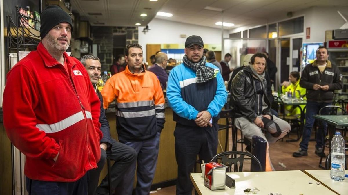 Camioneros en un bar del polígono de Chiva, cuyos vehículos están atrapados por la nieve.