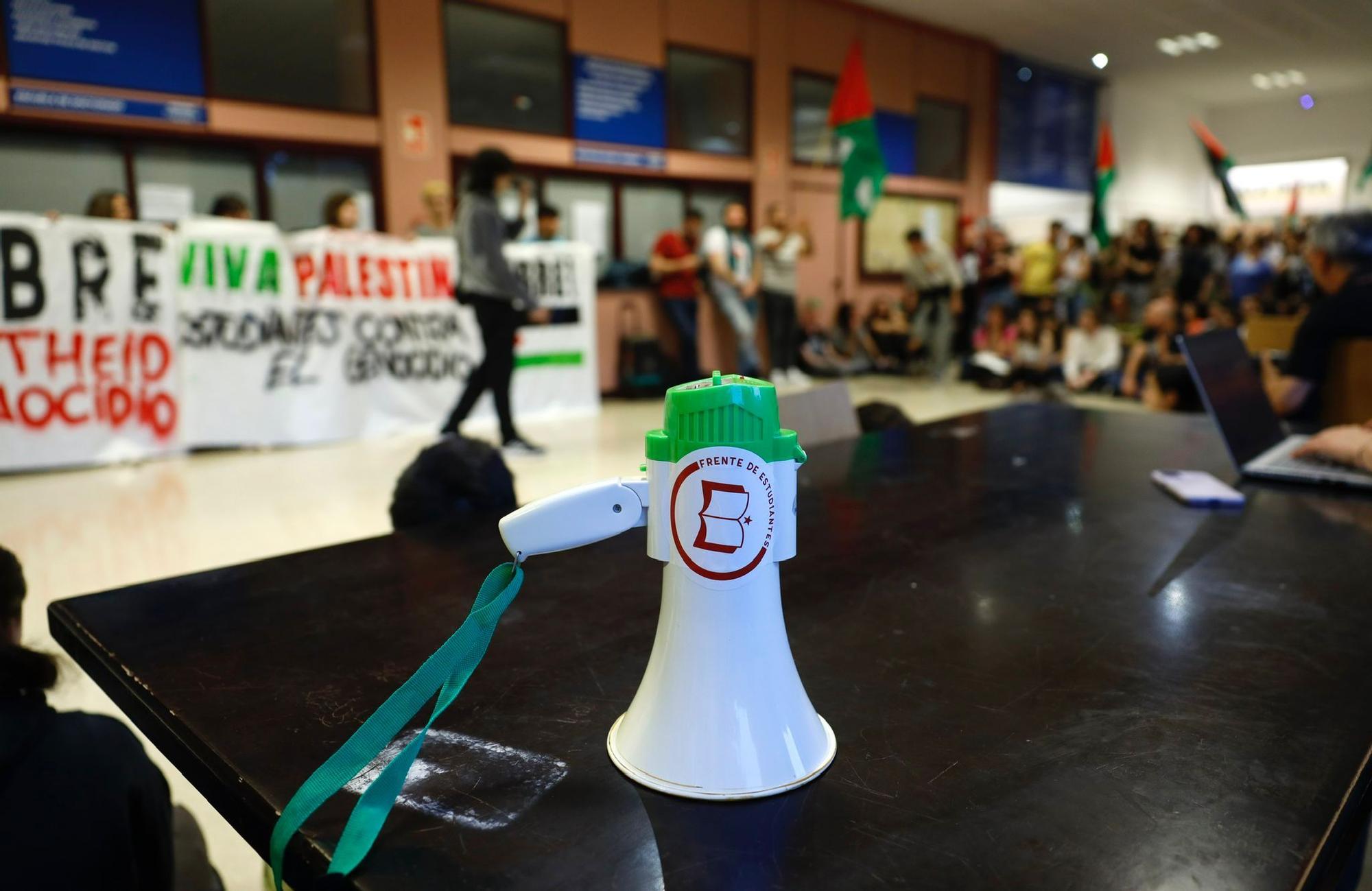 En imágenes | Decenas de estudiantes se encierran “de manera indefinida” en Interfacultades en apoyo a Palestina